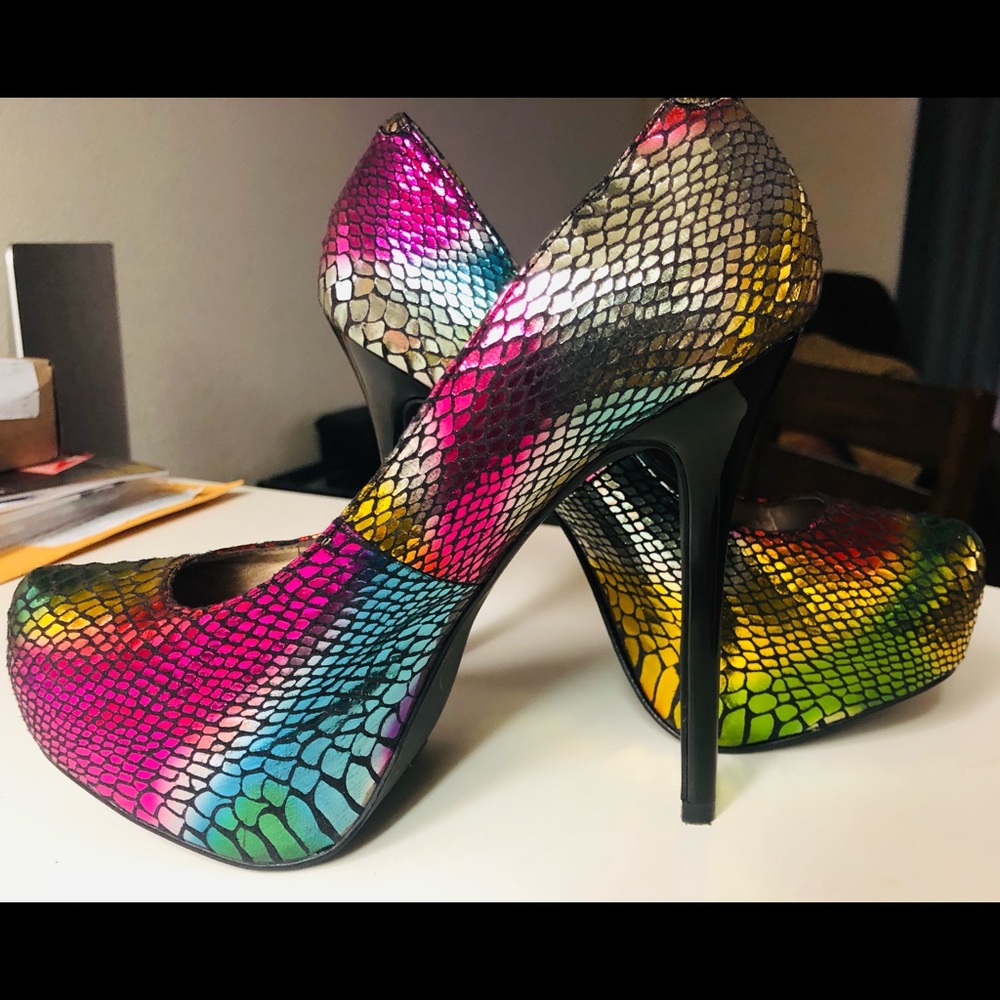 STEVE MADDEN RAINBOW SNAKE SKIN HEELS 🌈
